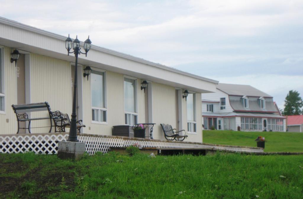 Motel De La Pointe Aux Bouleaux Baie-Sainte-Catherine Exterior photo