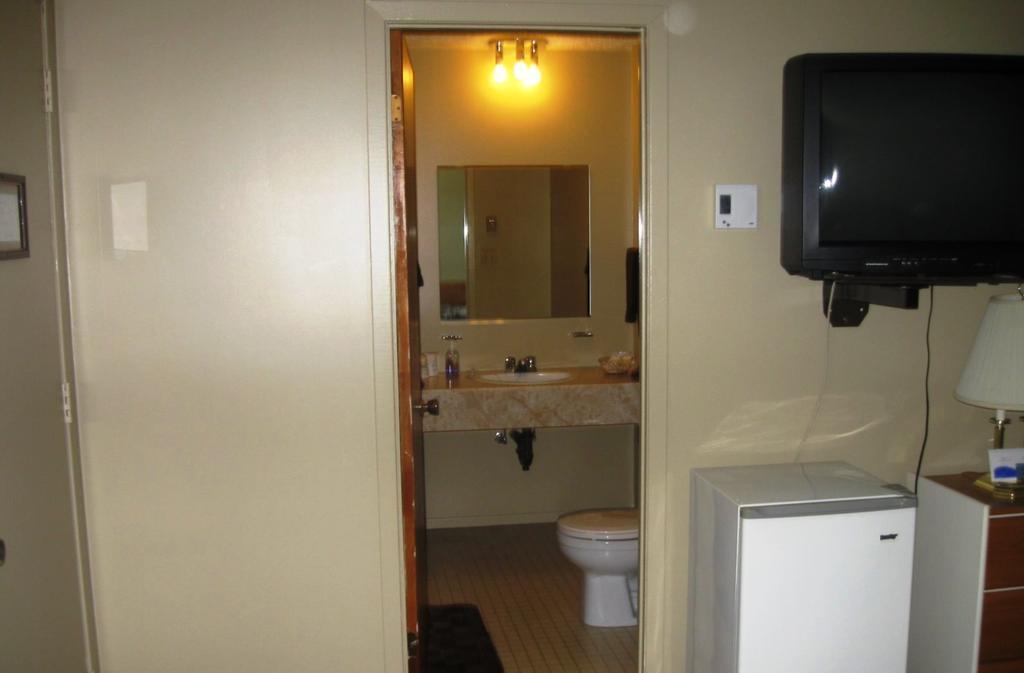 Motel De La Pointe Aux Bouleaux Baie-Sainte-Catherine Room photo
